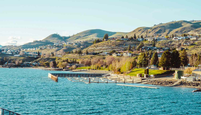 8 Peaceful Lakeside Towns Around the World Made for a Slow Getaway